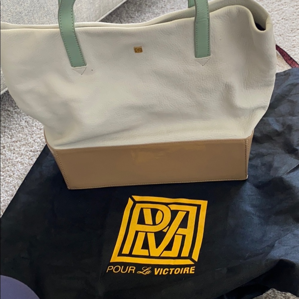 Pour La Victoire tote
